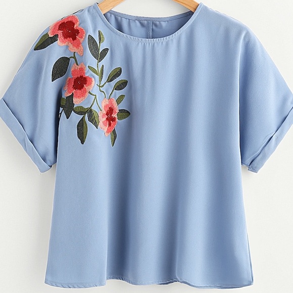 Tops - 🆕Blue embroidered floral cuff sleeve top